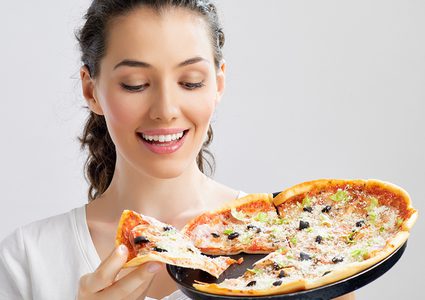 ماذا يحدث لجسمك إذا تناولت الطعام بشكل سريع