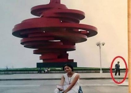 ما اكتشفه في صورة قديمة لزوجته صدمه!