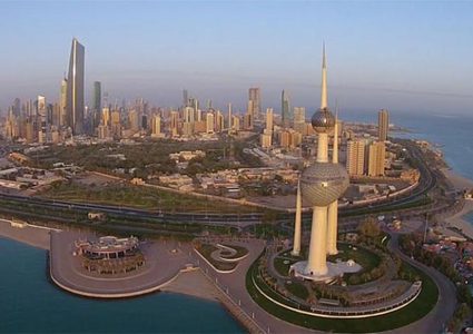 سيدة تصفع فتاة بالمطعم بسبب غيرتها الشديدة على زوجها!