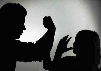 يطعن شقيقته بمساعدة زوجها ويوثق الحادثة!