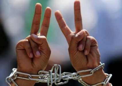 الإفراج عن أسير قضى 14 عامًا في معتقلات الاحتلال