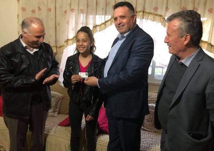 أبو بكر يمنح الطفلة جنى التميمي عضوية شرف لنقابة الصحفيين