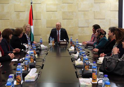 رئيس الوزراء يستقبل مجلس إدارة طاقم شؤون المرأة ويطلع على أهم احتياجاته