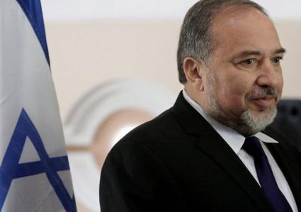 ليبرمان يهدد نتنياهو بحل الحكومة