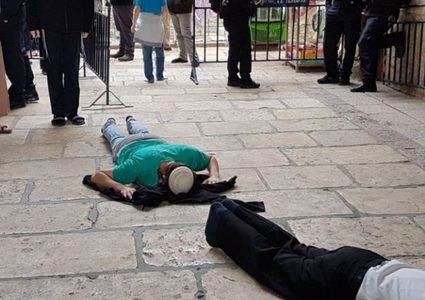 54 مستوطنًا يقتحمون باحات الأقصى