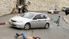 مستوطن يدهس شابا ويلوذ بالفرار