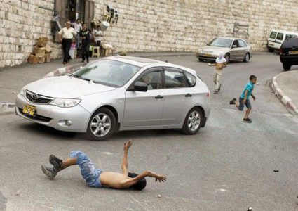 مستوطن يدهس شابا ويلوذ بالفرار