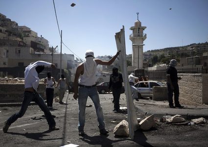 وسط المواجهات.. مستوطنون يعتدون على الأطفال في سلوان