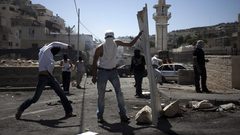 وسط المواجهات.. مستوطنون يعتدون على الأطفال في سلوان