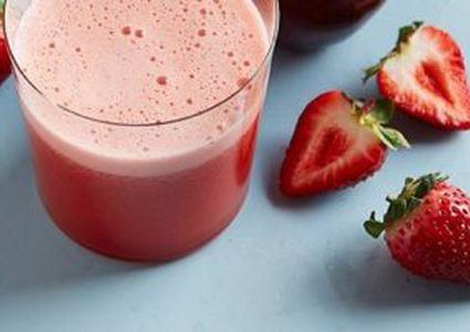 مشروب التفاح بالفراولة لعلاج تساقط الشعر