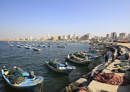 انقاذ عائلة سقطت مركبتهم في ميناء غزة