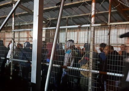 عمال المعابر.. لقمة مغمسة بالذل والنقابات تقرر تكثيف الزيارات