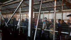 عمال المعابر.. لقمة مغمسة بالذل والنقابات تقرر تكثيف الزيارات