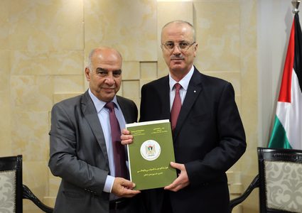 الحمد الله يتسلم التقرير السنوي لأنشطة هيئة التوجيه السياسي والوطني وخطتها الإستراتيجية