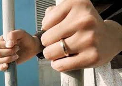 نابلس:القاء القبض على سيدتين مشتبه بهما بعدة عمليات نشل وسرقة