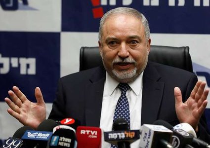ليبرمان يهدد بالانسحاب من الحكومة الإسرائيلية