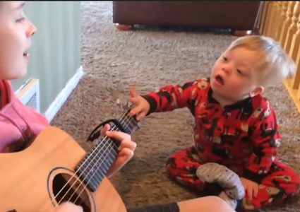 سحر الموسيقى.. طفل مصاب بمتلازمة "داون" يغني لأول مرة