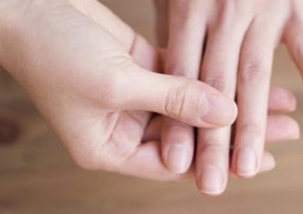 علاج الإصبع الملتهب يشمل استخدم الثلج  وتجنب التدخين