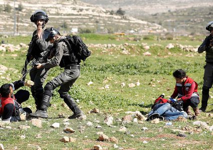 إحدى عشرة إصابة خلال مواجهات مع قوات الاحتلال في البيرة (فيديو)