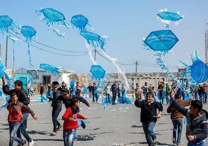 طلبة الأونروا يطلقون آلاف الطائرات الورقية للمطالبة ببقاء مدارسهم مفتوحة