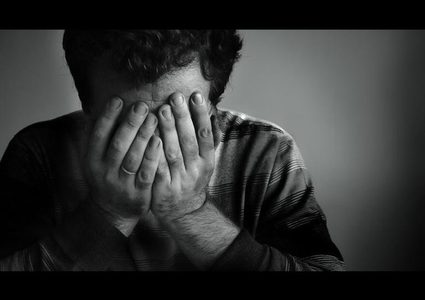 فيديو.. وضعت صمغ فئران على وجه زوجها لانشغاله بالجوال