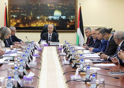مجلس الوزراء: يطالب المجتمع الدولي بتحمل مسؤولياته وتوفير الحماية الدولية لشعبنا