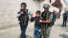 عائلة فتى تقاضي أحد عناصر جنود الاحتلال لضربه ابنها