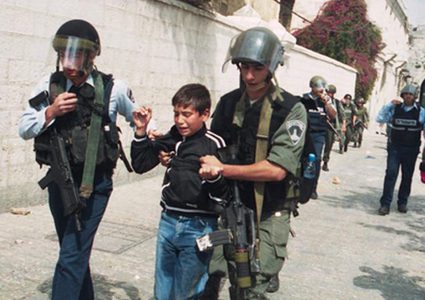 عائلة فتى تقاضي أحد عناصر جنود الاحتلال لضربه ابنها