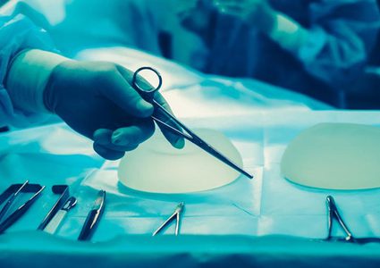 في الهند.. استعملوا ساقه المبتورة كوسادة!