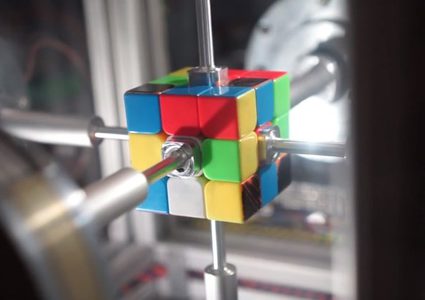روبوت يحل "مكعب روبيك" خلال نصف ثانية! (بالفيديو)