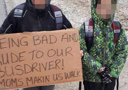 كندية تعاقب أطفالها لسوء تصرفهما مع سائق حافلة المدرسة