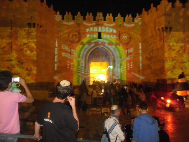 المستوطنون يقيمون احتفالات صاخبة في "باب الخليل" بالقدس القديمة