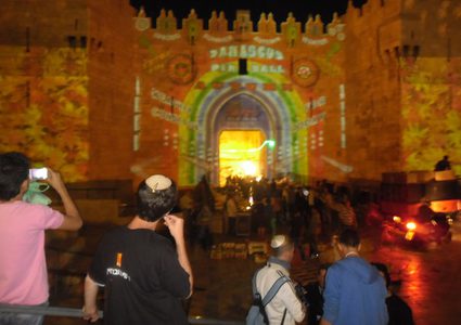 المستوطنون يقيمون احتفالات صاخبة في "باب الخليل" بالقدس القديمة