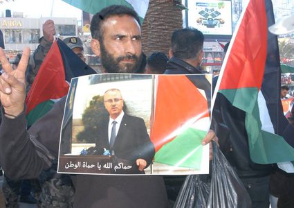 بالصور: نابلس ترفض بشدة محاولة اغتيال رئيس الوزراء وتخرج للشوارع تضامنا معه