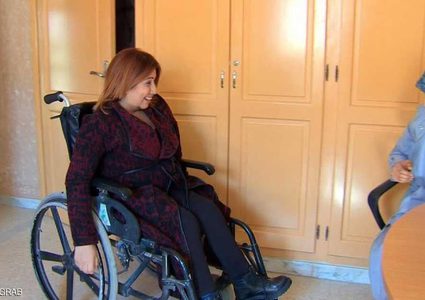 مذيعة تونسية تتحدى الإعاقة وتكسب ثقة زملائها
