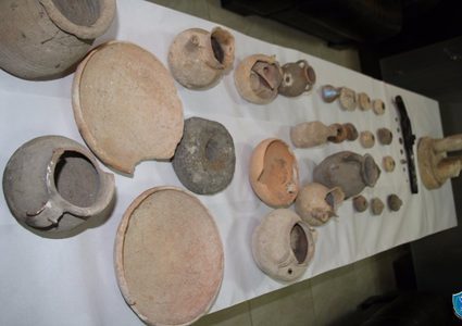 الشرطة تضبط 3 تماثيل وقطع اثرية بحوزة شخصين