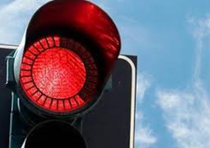 شرطة المرور تحرر 57 مخالفة بسبب قطع الإشارة الحمراء