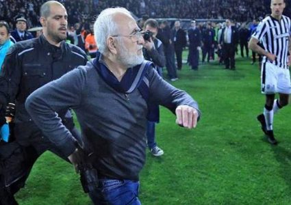 رئيس ناد يقتحم الملعب بمسدس مهدداً الحكم بعد إلغاء هدف (فيديو)