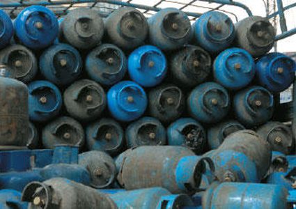 إتلاف 100 اسطوانة غاز طهي غير صالحة للاستخدام