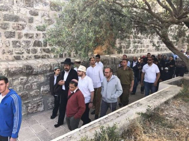 64 مستوطناً اقتحموا الأقصى منذ الصباح