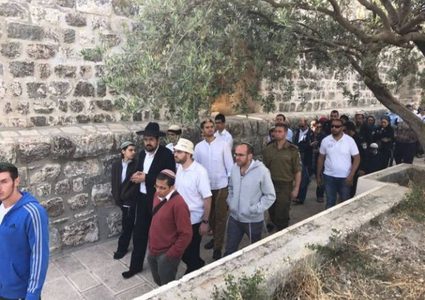 64 مستوطناً اقتحموا الأقصى منذ الصباح