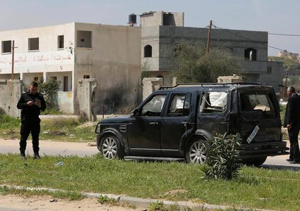 وقفة احتجاجية امام محافظة القدس تنديدا باستهداف الحمد الله وفرج