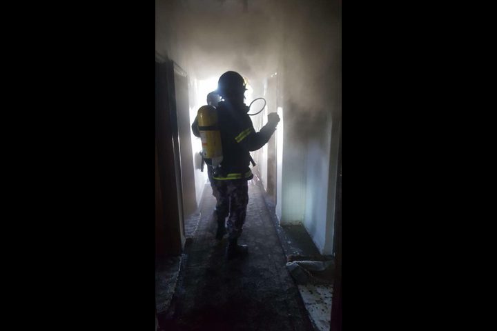 انقاذ سيدة وطفلها الرضيع من حريق منزلها