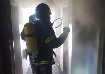 انقاذ سيدة وطفلها الرضيع من حريق منزلها