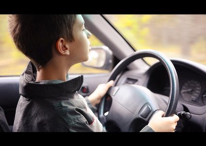 فيديو.. طفل يقود سيارة بطريقة جنونية في شارع سريع