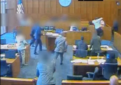 متهم حاول قتل الشاهد في قاعة المحكمة! (فيديو)