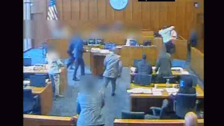 متهم حاول قتل الشاهد في قاعة المحكمة! (فيديو)