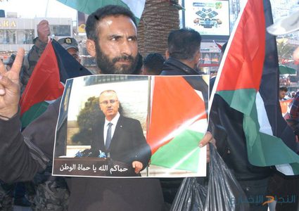 مسيرة ووقفة احتجاج في مخيم جنين تنديدا بمحاولة اغتيال الحمد الله وفرج