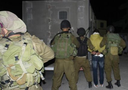 القدس: الاحتلال يعتقل شابا في بلدة حزما