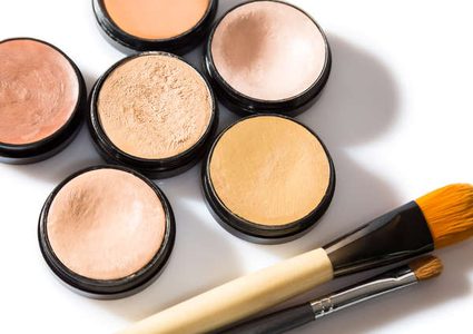 كيف تثبتين المكياج على بشرتك الدهنية؟